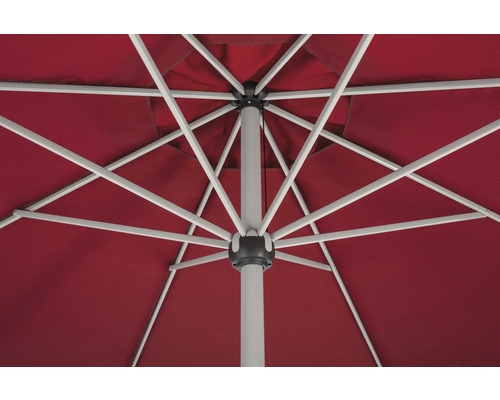 Unteransicht eines roten Sonnenschirms mit grauem Metallrahmen und stabilen Streben.