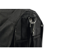Detail einer schwarzen Werkzeugtasche mit Metallkarabiner an einem Metallring und seitlicher Netztasche.