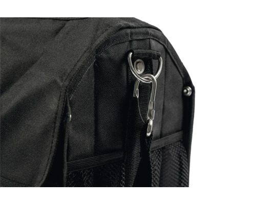 Detail einer schwarzen Werkzeugtasche mit Metallkarabiner an einem Metallring und seitlicher Netztasche.