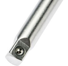 Nahaufnahme einer silberfarbenen Metall-Steckschlüsselverlängerung mit Vierkant-Antriebskopf und Kugelarretierung.