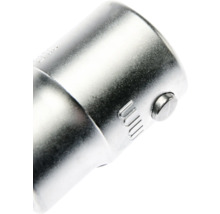 Nahaufnahme eines Steckschlüsseleinsatzes aus Metall mit Arretierungsknopf und Millimeter Markierung.