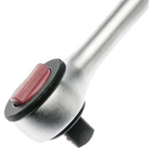 Nahaufnahme eines Knarrenkopfes aus Metall mit einem roten Umschalthebel und einem schwarzen Vierkantantrieb.