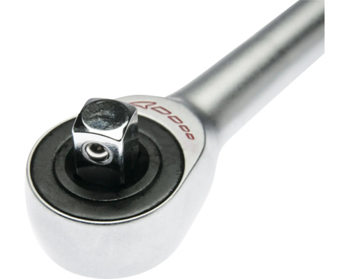 Nahaufnahme einer verchromten Umschaltknarre mit Vierkantantrieb aus Metall.