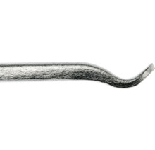 Detailansicht der gebogenen Spitze eines Brecheisens aus Metall.