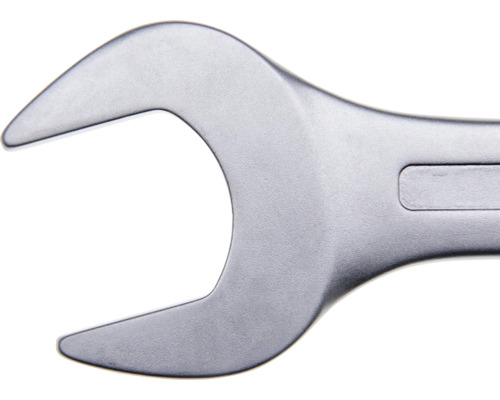 Nahaufnahme eines Maulschlüssels aus Metall.
