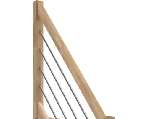 Treppengeländer aus hellem Holz mit schräg verlaufenden Edelstahlstäben.