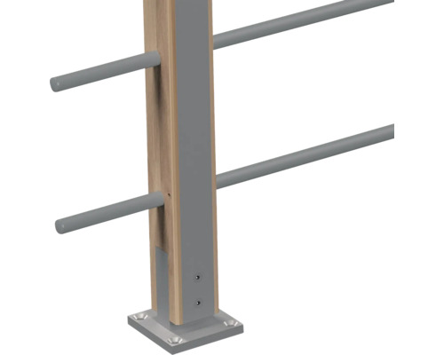 Geländerpfosten aus Holz mit grauen Metallelementen und Querstäben zur Bodenmontage für Treppen oder Balkone.
