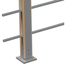 Geländerpfosten aus Holz mit grauen Metallelementen und Querstäben zur Bodenmontage für Treppen oder Balkone.