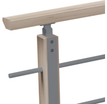 Detail eines Geländers mit Holzhandlauf, Holzpfosten mit Metallhalterung und waagerechten Metallstäben.