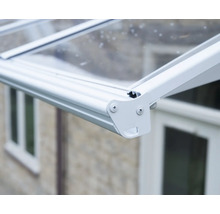 Detailaufnahme einer weißen Aluminium-Terrassenüberdachung mit Regenrinne, Endkappe und transparenter Eindeckung.