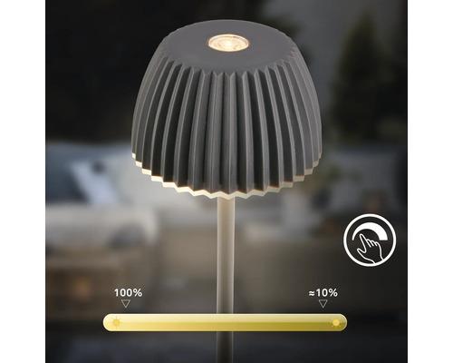 Dimmbare LED-Tischleuchte mit grauem plissiertem Schirm und Touch-Funktion zur Helligkeitsregulierung von 100 bis circa 10 Prozent.