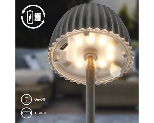 Detailansicht einer wiederaufladbaren LED-Leuchte mit USB-C-Anschluss und Ein-Aus-Schalter. Der Lampenschirm ist gerippt.