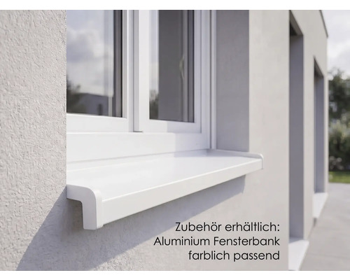 Außenfensterbank aus Aluminium montiert an einem Fenster in einer verputzten Hausfassade.