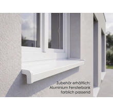 Außenfensterbank aus Aluminium an einer verputzten Fassade unter einem Fenster.