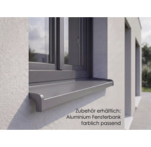 Dunkelgraue Aluminium Außenfensterbank montiert an einer Hausfassade unter einem Fenster.