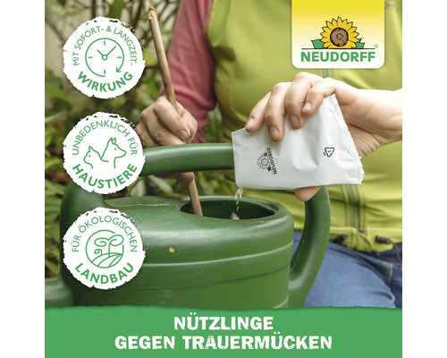 Anwendung von Neudorff Nützlingen gegen Trauermücken in einer Gießkanne. Sofort- und Langzeitwirkung, unbedenklich für Haustiere, für ökologischen Landbau. Neudorff Logo.