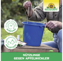 Person mischt Nützlinge gegen Apfelwickler von Neudorff in einem Eimer. Sofort- und Langzeitwirkung, unbedenklich für Haustiere. Neudorff Logo.