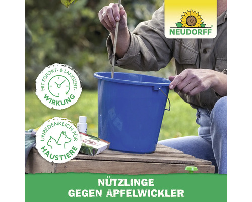 Person mischt Nützlinge gegen Apfelwickler von Neudorff in einem Eimer. Sofort- und Langzeitwirkung, unbedenklich für Haustiere. Neudorff Logo.