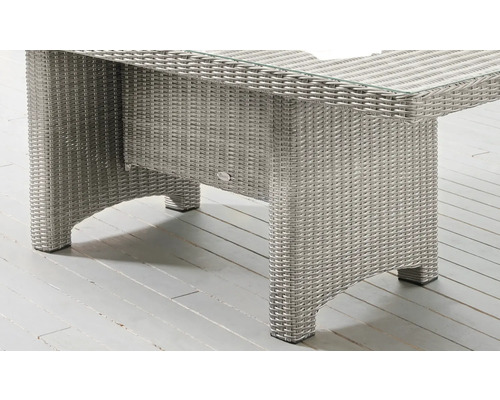 Grauer Gartentisch aus Polyrattan mit Glasplatte, Detailansicht der Tischbeine und des Geflechts.