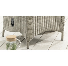 Detailansicht eines Gartenstuhls aus Polyrattan-Geflecht mit Verstellhebel auf einer Holzterrasse.