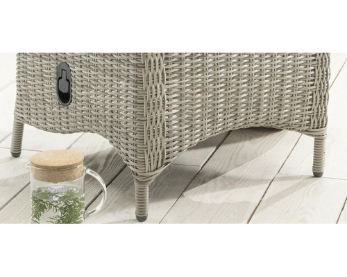 Detailansicht eines Gartenstuhls aus Polyrattan-Geflecht mit Verstellhebel auf einer Holzterrasse.