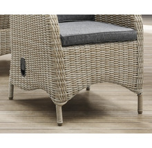 Gartenstuhl aus Polyrattan Geflecht mit Sitzkissen und seitlichem Hebel für die stufenlose Verstellung der Rückenlehne.