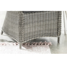 Nahaufnahme vom Untergestell eines Gartenstuhls aus Polyrattan-Geflecht mit Sitzkissen.