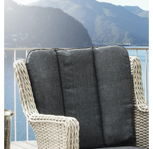 Gartenstuhl aus Polyrattan mit grauem Rückenkissen auf einem Balkon mit Blick auf See und Berge.