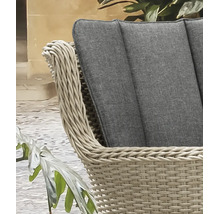Detail eines Gartenstuhls aus beigem Polyrattan-Geflecht mit grauem Sitzkissen.