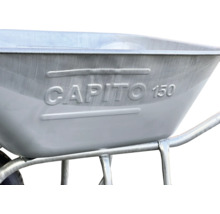 Verzinkte Schubkarrenmulde mit Capito Logo und der Modellbezeichnung 150 auf einem Metallgestell.