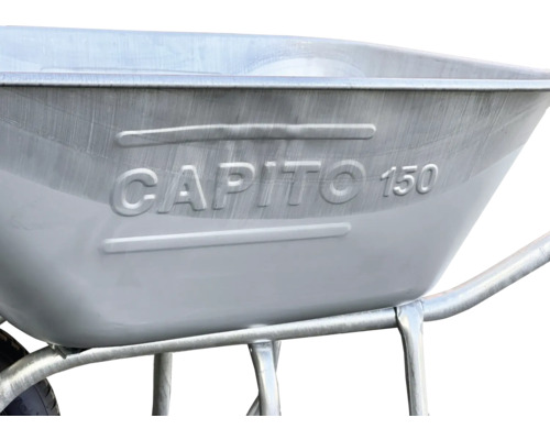 Verzinkte Schubkarrenmulde mit Capito Logo und der Modellbezeichnung 150 auf einem Metallgestell.