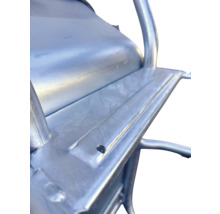 Detailaufnahme eines verzinkten Metallrahmens einer Schubkarre mit Bohrung für die Befestigung.