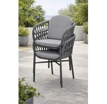 Stapelbare Gartenstühle mit Metallgestell, Seilbespannung und Kissen auf einer Terrasse.
