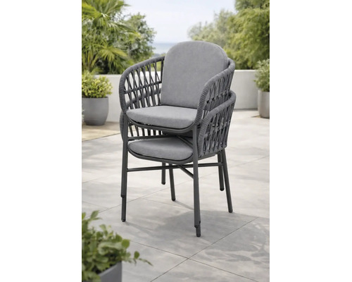 Stapelbare Gartenstühle mit Metallgestell, Seilbespannung und Kissen auf einer Terrasse.