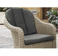 Beigefarbener Gartenstuhl aus Polyrattan-Geflecht mit grauen Sitzpolstern und Rückenpolstern.