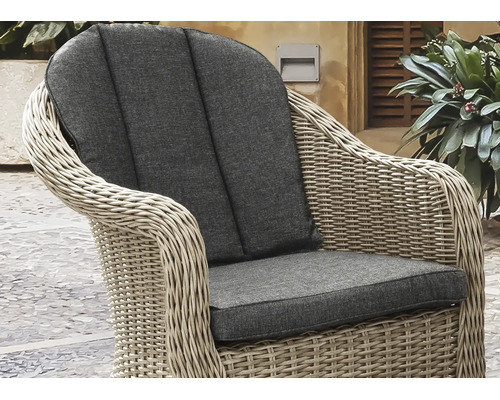 Beigefarbener Gartenstuhl aus Polyrattan-Geflecht mit grauen Sitzpolstern und Rückenpolstern.