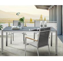Moderne Garten-Essgruppe auf Balkon mit rechteckigem Tisch, grauer Platte, Metallgestell und grauen Netzstühlen mit Holzarmlehnen.