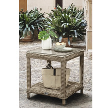 Quadratischer Gartenbeistelltisch aus grauem Polyrattan mit Glasplatte und Ablagefläche, dekoriert mit Vase und Schale auf einer Terrasse.