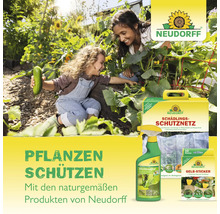 Frau und Kind im Garten beim Ernten einer Gurke, mit Neudorff Pflanzenschutzprodukten wie Schutznetz, Blattlaus-Spray und Gelbsticker. Neudorff Logo.