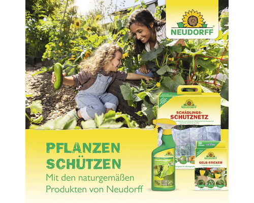 Frau und Kind im Garten beim Ernten einer Gurke, mit Neudorff Pflanzenschutzprodukten wie Schutznetz, Blattlaus-Spray und Gelbsticker. Neudorff Logo.