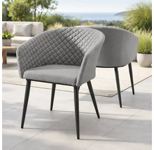 Zwei grau gepolsterte Sessel mit Rautensteppung und schwarzen Metallbeinen auf einer Terrasse in einer hellen Gartenlandschaft.