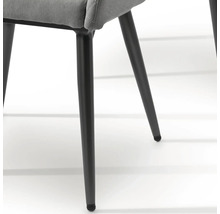 Detailansicht von schwarzen, konischen Stuhlbeinen aus Metall und einem grauen Polstersitz mit Stoffbezug.