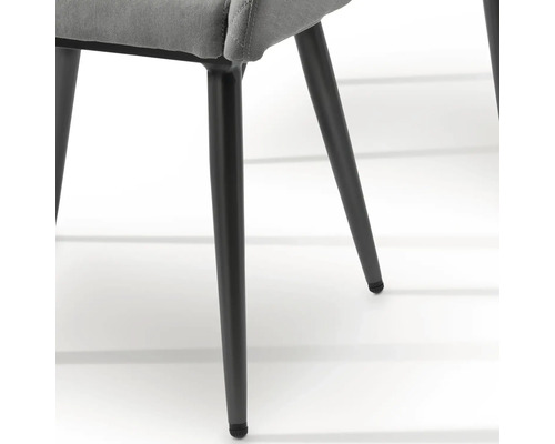 Detailansicht von schwarzen, konischen Stuhlbeinen aus Metall und einem grauen Polstersitz mit Stoffbezug.