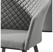 Detailaufnahme eines grau gepolsterten Armlehnstuhls mit Rautensteppung an der Rückenlehne und glattem Stoffbezug.