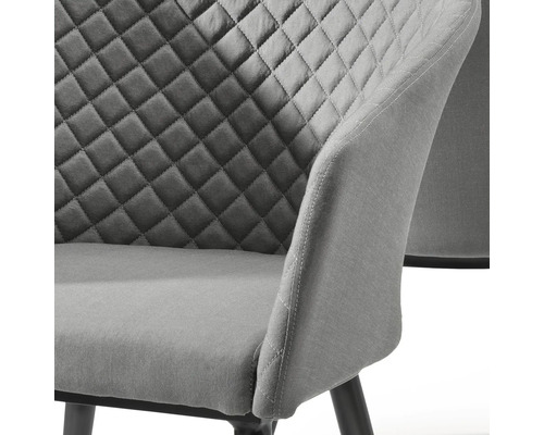 Detailaufnahme eines grau gepolsterten Armlehnstuhls mit Rautensteppung an der Rückenlehne und glattem Stoffbezug.