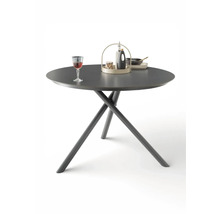 Runder Esstisch in Anthrazit mit gekreuzten Tischbeinen, dekoriert mit einem Weinglas und einem Serviertablett.