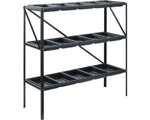 Dreistöckiges schwarzes Metallregal für Pflanzen mit mehreren Anzuchtschalen aus Kunststoff auf jeder Ebene.