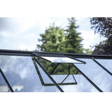 Geöffnetes Dachfenster eines Gewächshauses mit Metallrahmen und Glasfüllung.