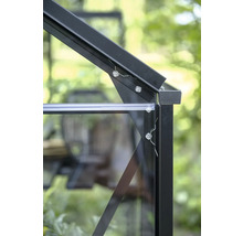 Detailaufnahme einer Eckverbindung am Gewächshausrahmen aus schwarzem Aluminium mit Glasscheiben und Befestigungsschrauben.