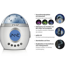 Reer Sternenprojektor MyMagicStarlight mit LCD-Anzeige für Uhrzeit und Temperatur, Musikfunktion, AUX-Anschluss und Alarmfunktion. Reer Logo.